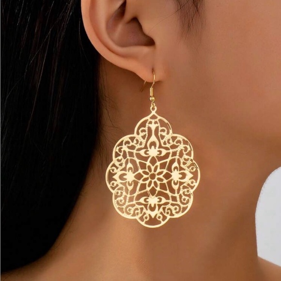 Jewelry - Elegant Gold Filigree Earrings